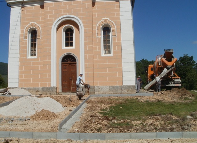 "Kocka je pala" - prvi opločnici pred crkvom