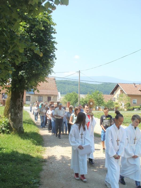 TIJELOVO - misa i procesija u Kompolju i Vratniku