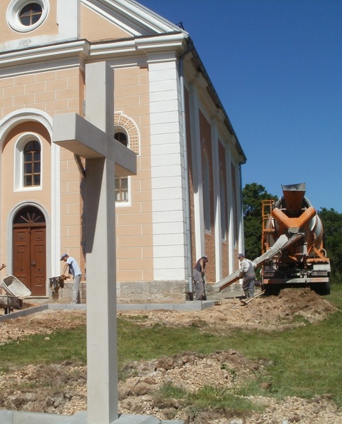 "Kocka je pala" - prvi opločnici pred crkvom