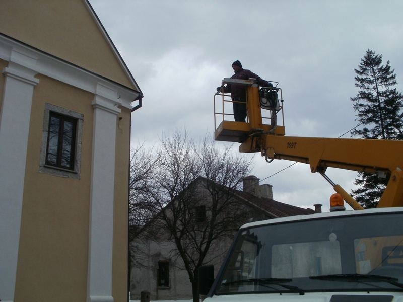 Opet u crkvi zasjale žarulje!