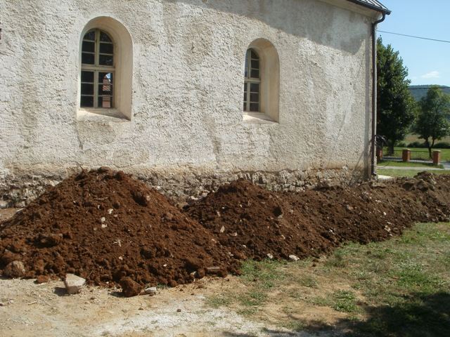 Započeli radovi na drenaži crkve!