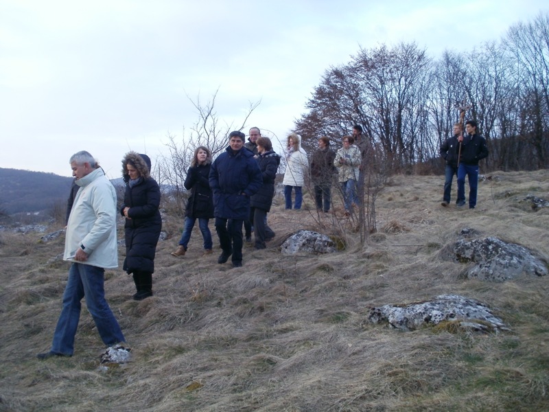 Koliko postaja, toliko molitelja (na Kalvariji)