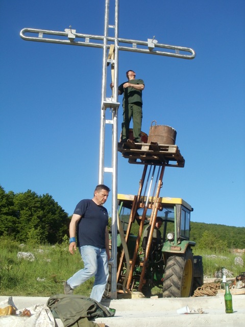 Podignut križ na Kalvariji