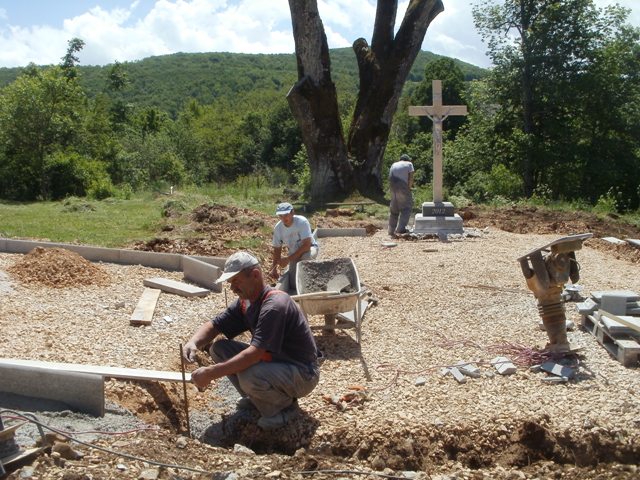 "Kocka je pala" - prvi opločnici pred crkvom