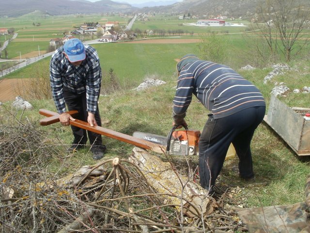 Kako "raste" naša Kalvarija - "niču" postaje...