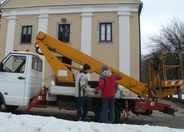 Opet u crkvi zasjale žarulje!