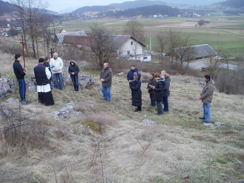 Koliko postaja, toliko molitelja (na Kalvariji)