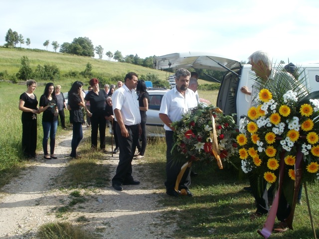 Sprovod u Brlogu - pokopan Zvonimir Maras