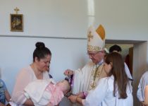 Biskup Zdenko krstio Martu - peto dijete obitelji Nekić u Kalu