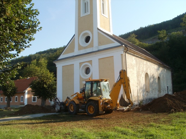 Započeli radovi na drenaži crkve!