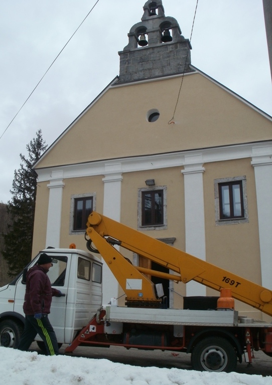 Opet u crkvi zasjale žarulje!