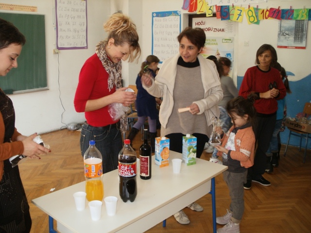 Božićna priredba i radost u školi na Vratniku