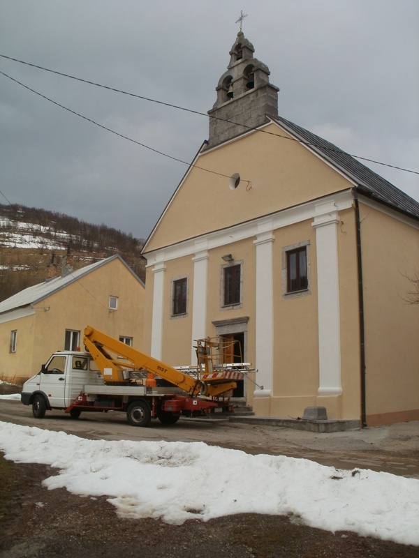 Opet u crkvi zasjale žarulje!