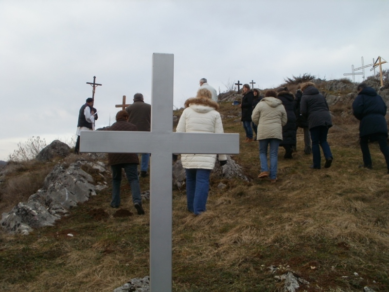 Koliko postaja, toliko molitelja (na Kalvariji)