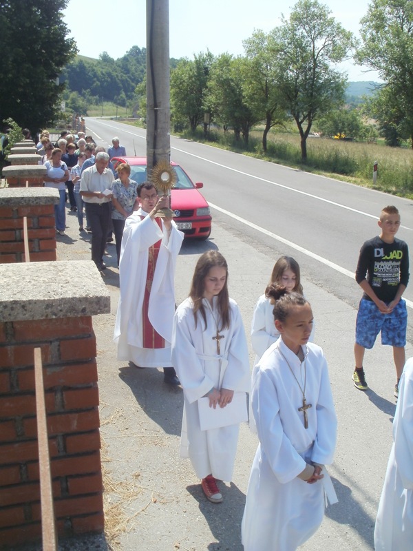 TIJELOVO - misa i procesija u Kompolju i Vratniku