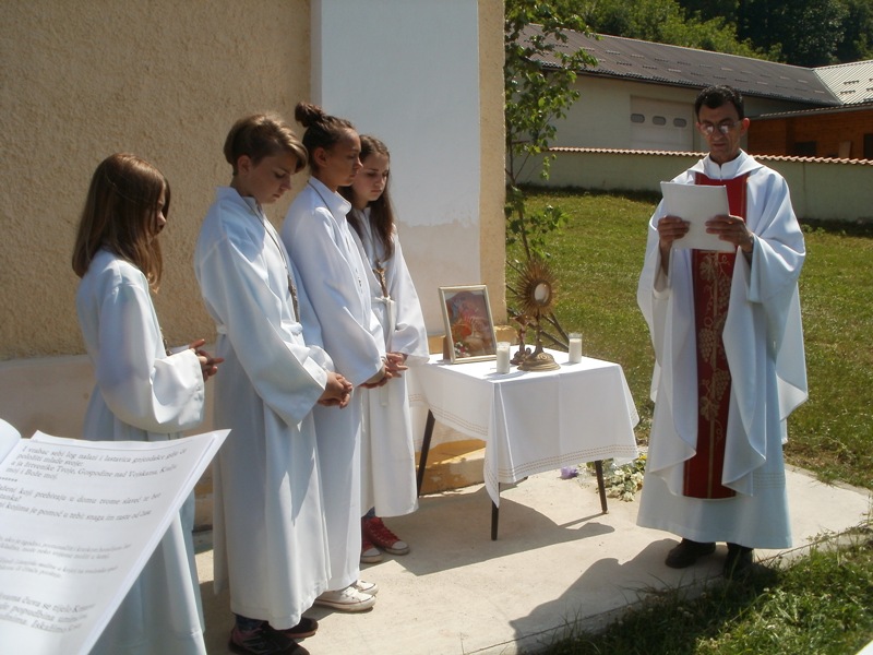 TIJELOVO - misa i procesija u Kompolju i Vratniku