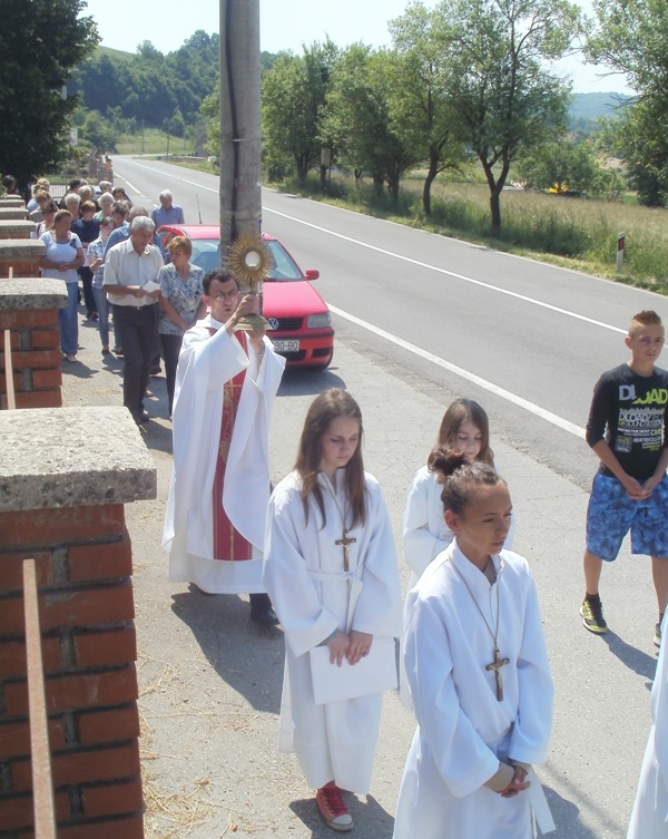 TIJELOVO - misa i procesija u Kompolju i Vratniku