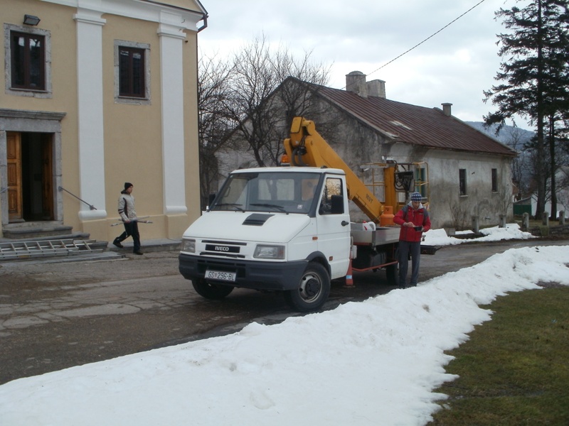 Opet u crkvi zasjale žarulje!