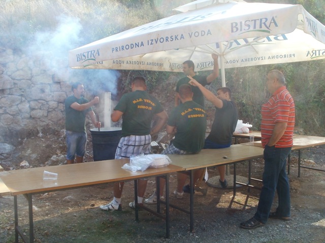 Veličanstvena "Stipanja" - oltar, biskup i klapa...