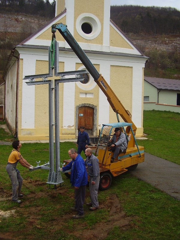 'Uskrsnuo' križ pred crkvom